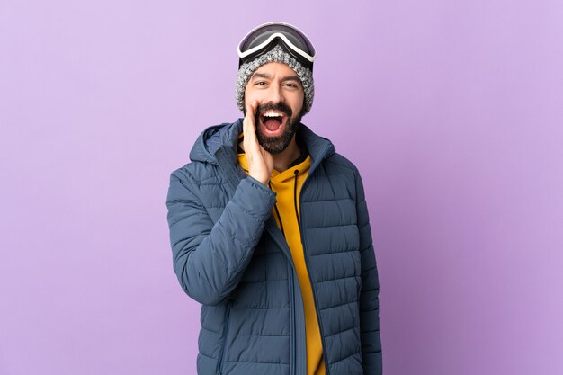 Homme posant avec des lunettes de ski