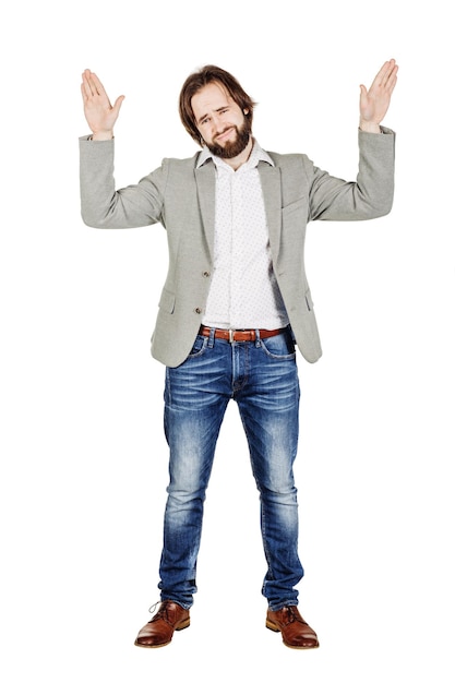 Homme posant avec les mains vers le haut sur fond blanc expression d'émotion humaine et image de concept de style de vie sur un fond de studio blanc