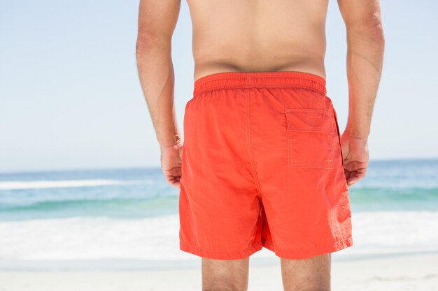 Homme posant sur la plage