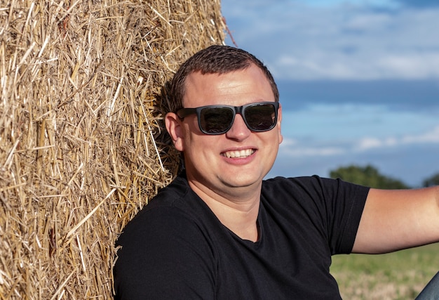 Homme posant sur le terrain, foin, herbe, ferme