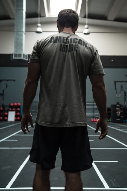 Photo homme pose dans une boîte de crossfit