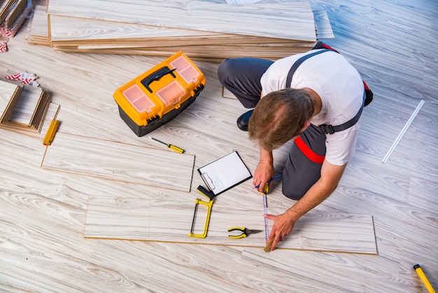 Homme, pose, stratifié, plancher, dans, construction