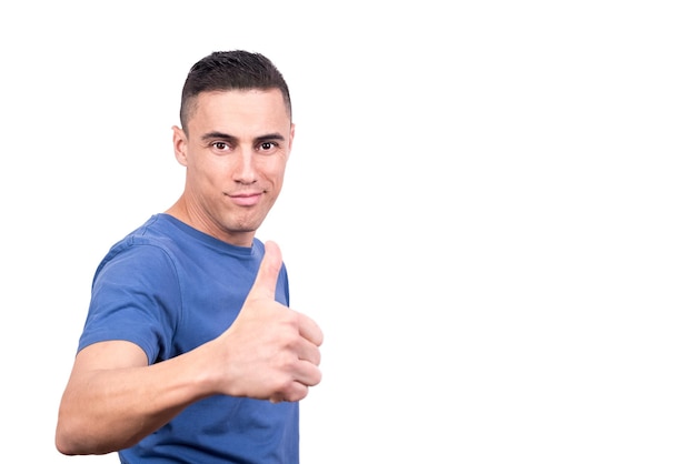 Homme avec le pouce levé faisant des gestes pour être approuvé