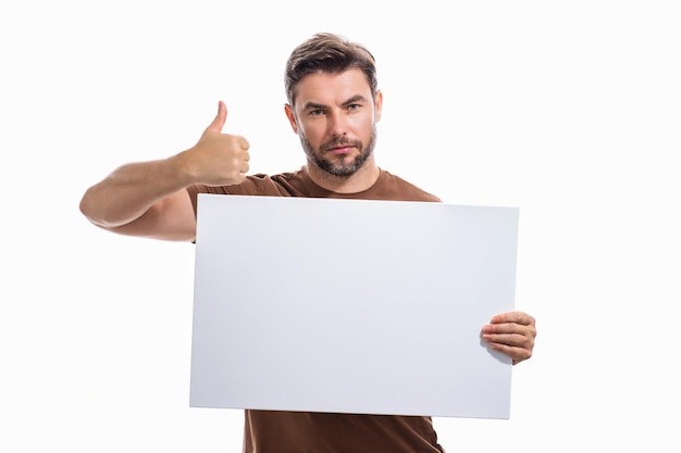 Homme avec le pouce vers le haut et bannière publicitaire vierge sur fond de studio portrait d'homme tenant un poste vide vide