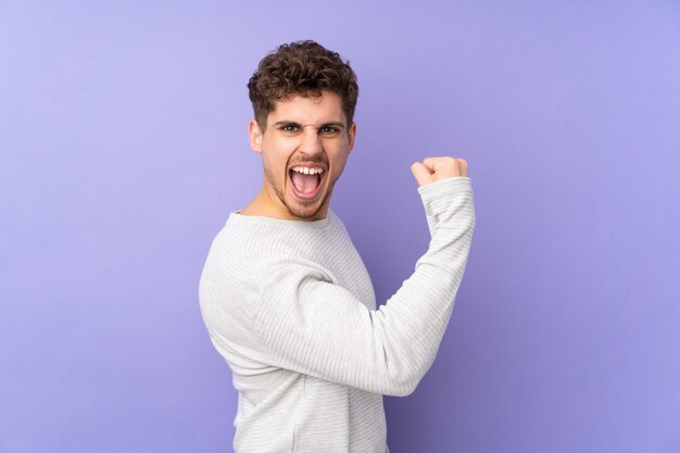 homme sur pourpre célébrant une victoire