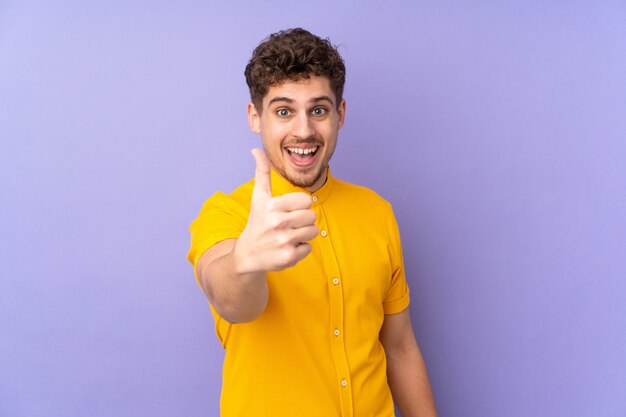 homme sur pourpre avec les pouces vers le haut parce que quelque chose de bien est arrivé