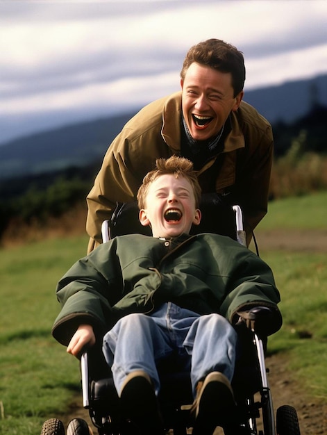 un homme poussant un jeune garçon dans un fauteuil roulant