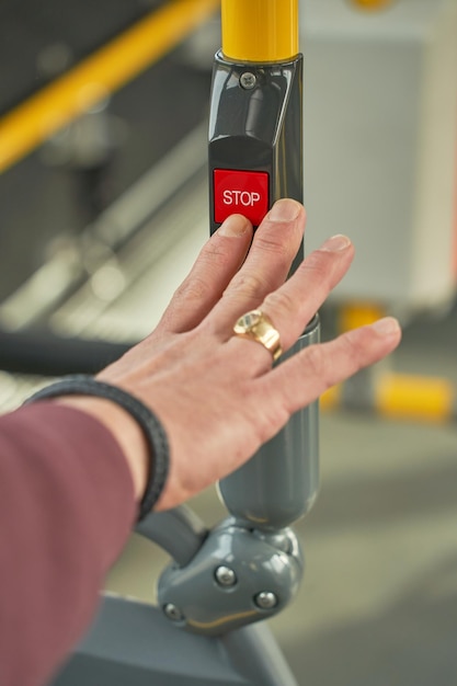 L'homme pousse avec son doigt le bouton d'arrêt