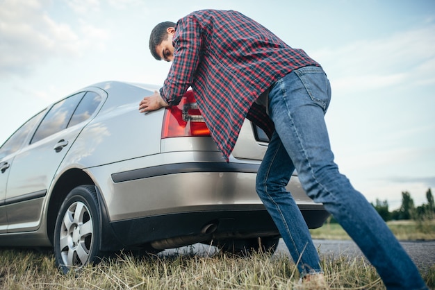 Photo homme, pousser, voiture cassée, vue côté