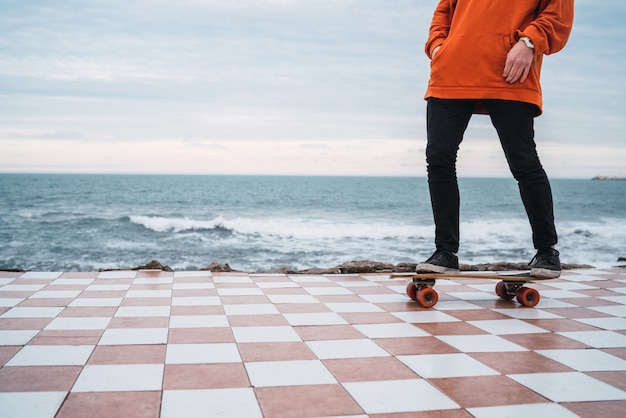 Homme pratiquant sur la planche à roulettes.