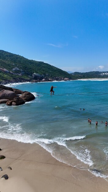 Photo un homme pratiquant le slackline sur la plage