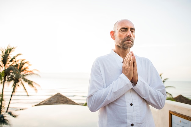 Homme pratiquant le yoga le matin