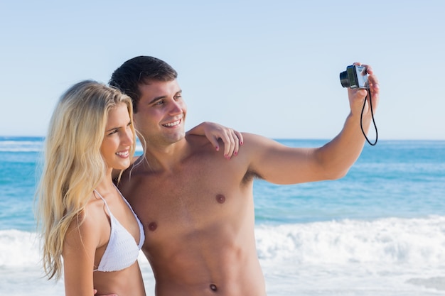 Homme prenant autoportrait de lui et sa petite amie