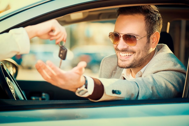 Homme prenant la clé de voiture