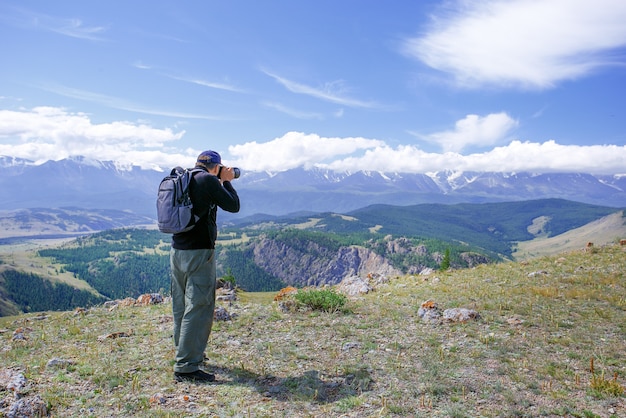 Homme prenant la photo au sommet de la montagne. Voyage Lifestyle concept passe-temps vacances aventure en plein air.