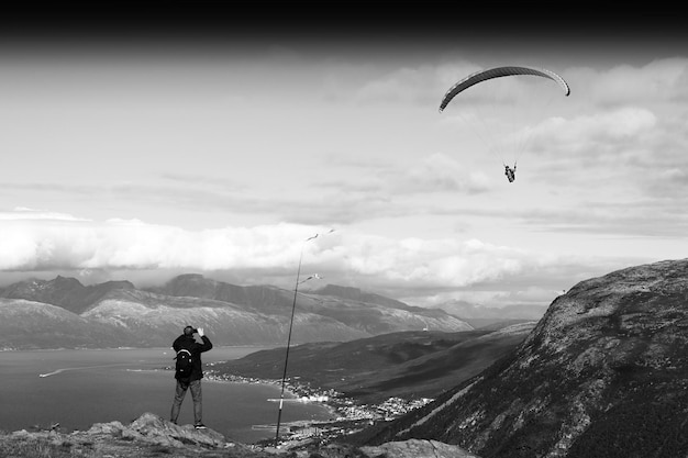 Homme prenant une photo de fond de flyer de cerf-volant de Norvège hd