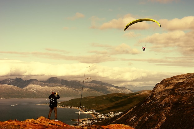 Homme prenant une photo de fond de flyer de cerf-volant de Norvège hd