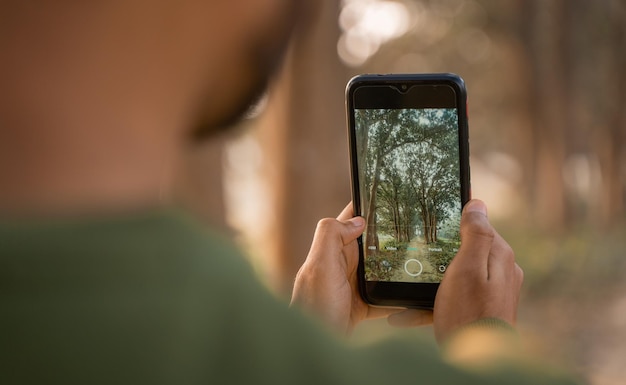 Homme prenant une photo par téléphone Photographe mobile cliquant sur la nature