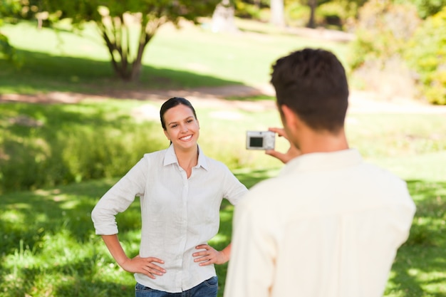 Homme prenant une photo de sa petite amie