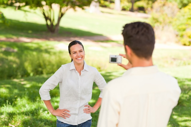 Homme prenant une photo de sa petite amie