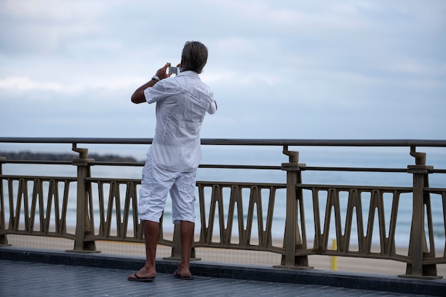 homme prenant des photos dans la ville