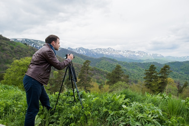 Homme prenant des photos des montagnes