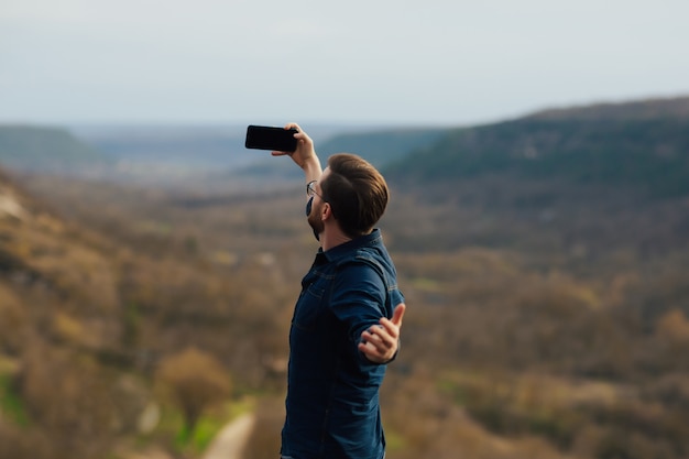 homme prenant un selfie sur les montagnes