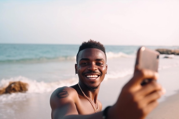 Un homme prenant un selfie sur la plage