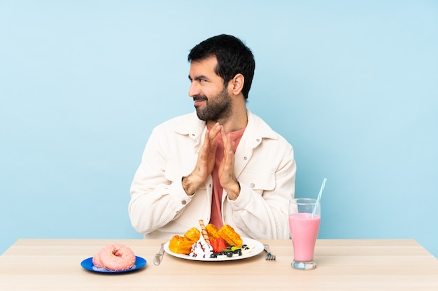 Homme prenant son petit déjeuner