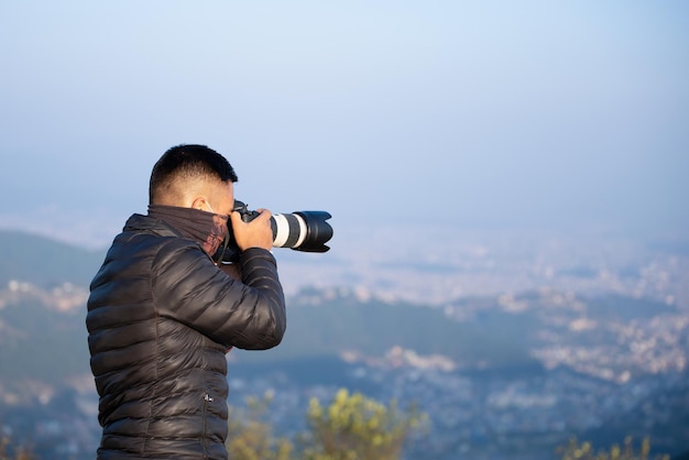 Un homme prend une photo d'un paysage urbain.