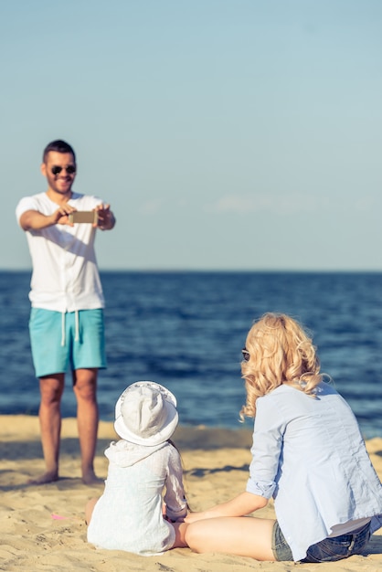 L’homme prend en photo sa femme et sa petite fille.