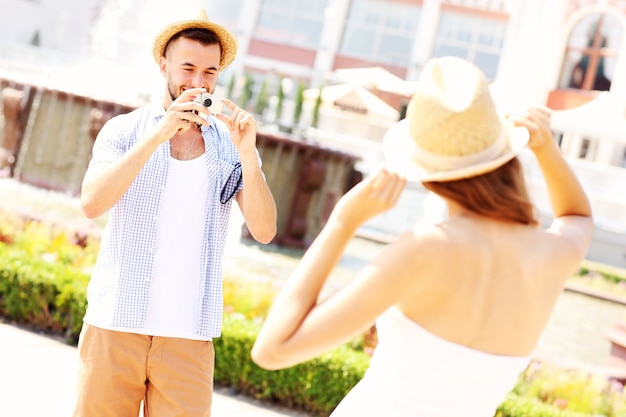 un homme prend une photo de sa petite amie