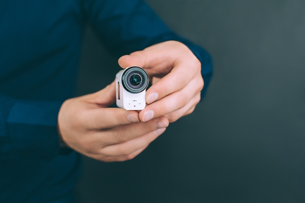 L'homme prend des photos, des vidéos avec une caméra d'action