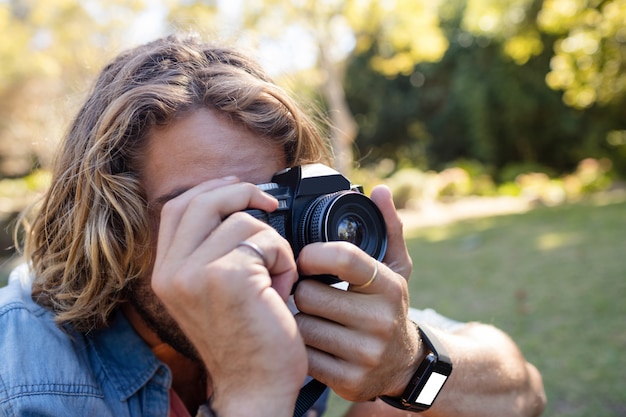 Homme, prendre photo, à, appareil photo numérique