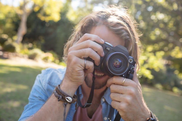 Homme, prendre photo, à, appareil photo numérique