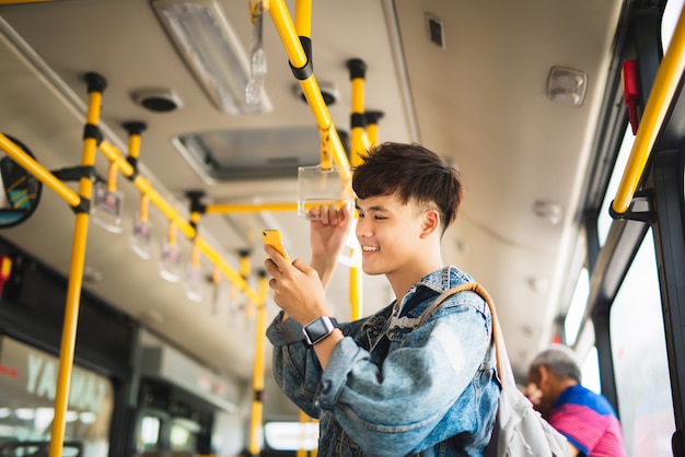 homme, prendre, transport public, debout, intérieur, autobus