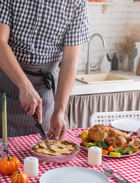 Homme préparant le dîner de thanksgiving à la cuisine à la maison