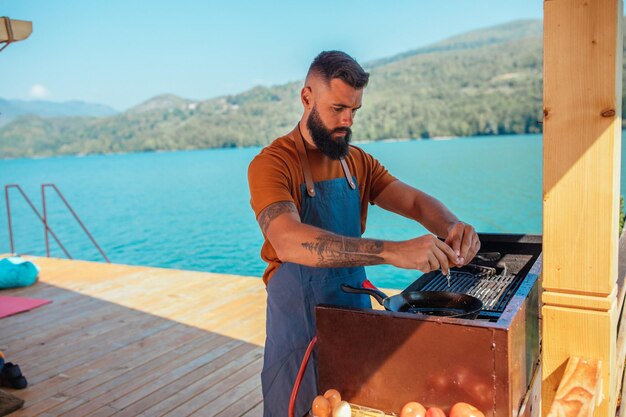 Homme préparant le petit déjeuner dans un bel environnement