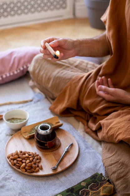 Photo homme préparant la vue de côté de yerba mate