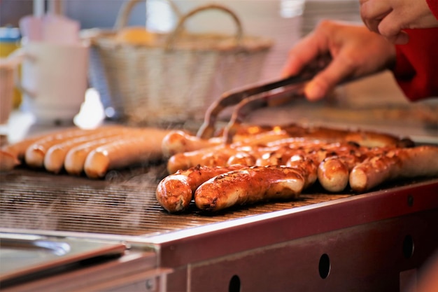 Photo un homme prépare de la nourriture sur un barbecue