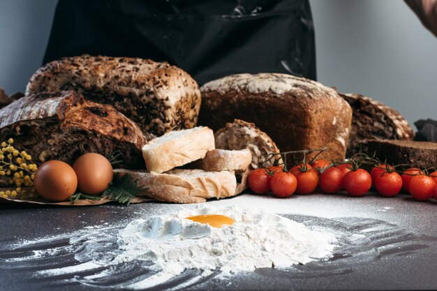 L'homme Prépare La Pâte Pour Le Pain, Sans Gluten Et Sans Produits D'origine Animale. Pain, Sans Gluten Et Sans Produits Animaux.