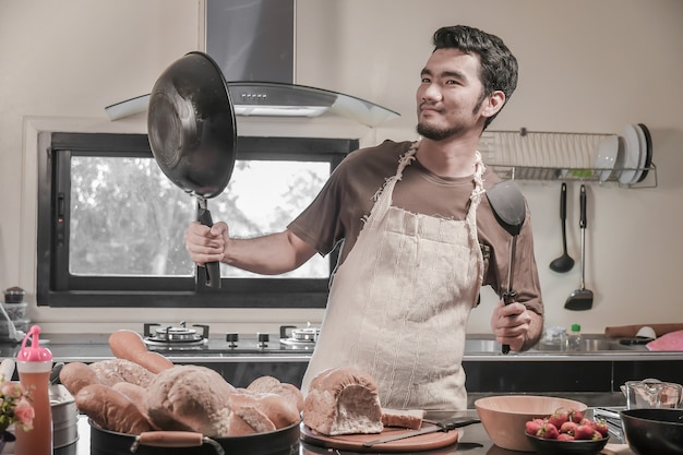 Homme, préparer, brioches, table, boulangerie