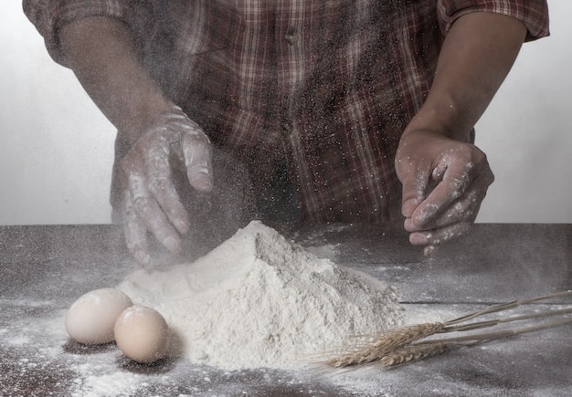 Homme, préparer, pain, pâte, bois, table, boulangerie, gros plan