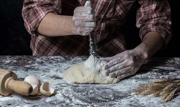 Homme, préparer, pain, pâte, bois, table, boulangerie, gros plan