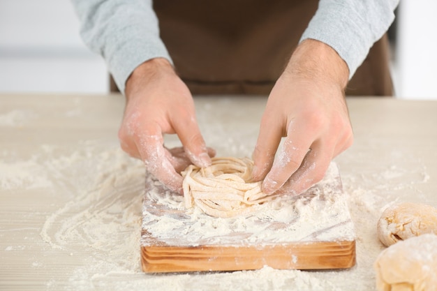 Homme, préparer, pâtes, sur, table cuisine