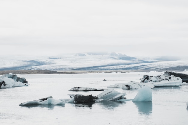 Homme près de glacier en Islande