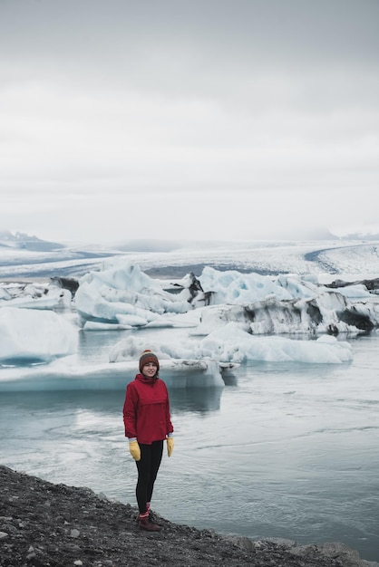 Homme près de glacier en Islande