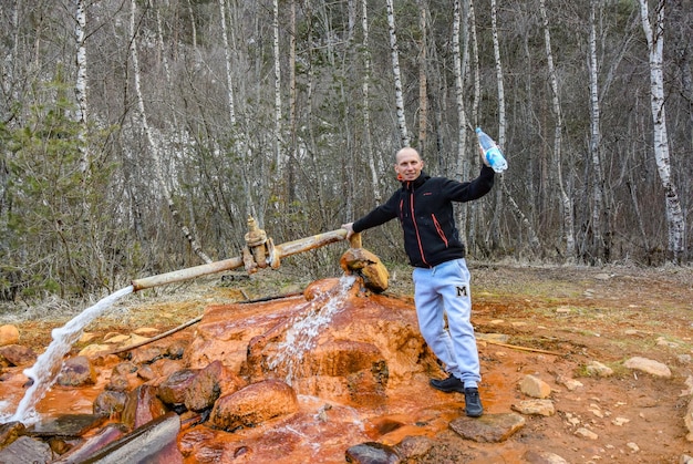 Un homme près de la source de Narzan dans la région d'Elbrouz Une source près du mont Cheget Russie Elbrouz 2019