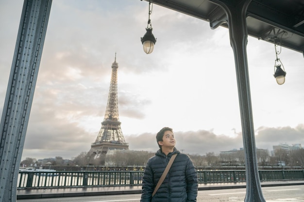 Homme près de la Tour Eiffel un jour d'hiver