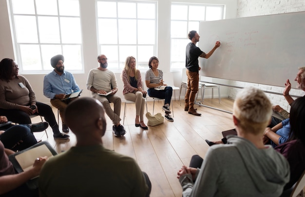 Homme présentant lors d&#39;un séminaire